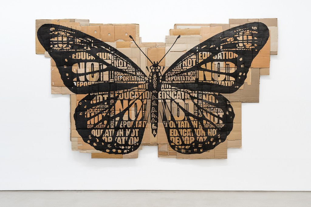 Andrea Bowers, Papillon Monarque (Education Not Deportation), 2014, Marker on found cardboard, 204 x 352 cm, Hildebrand Collection Leipzig, © Andrea Bowers, installation view G2 Kunsthalle Leipzig, photo: Dotgain.info.