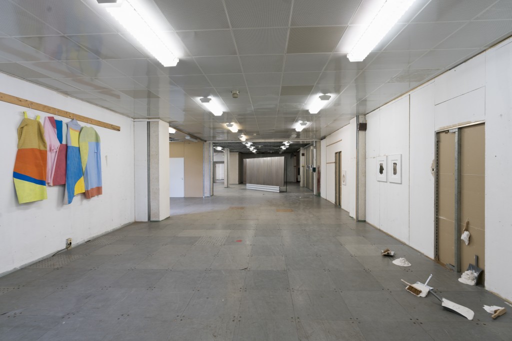 Installation view (Silke Berg, Jan Sattler, Larissa Mühlrath), DADDY – Klasse Riedel, 21 June – 11 July 2018, G2 Projektraum (G2 Kunsthalle Leipzig), photo: graysc.de